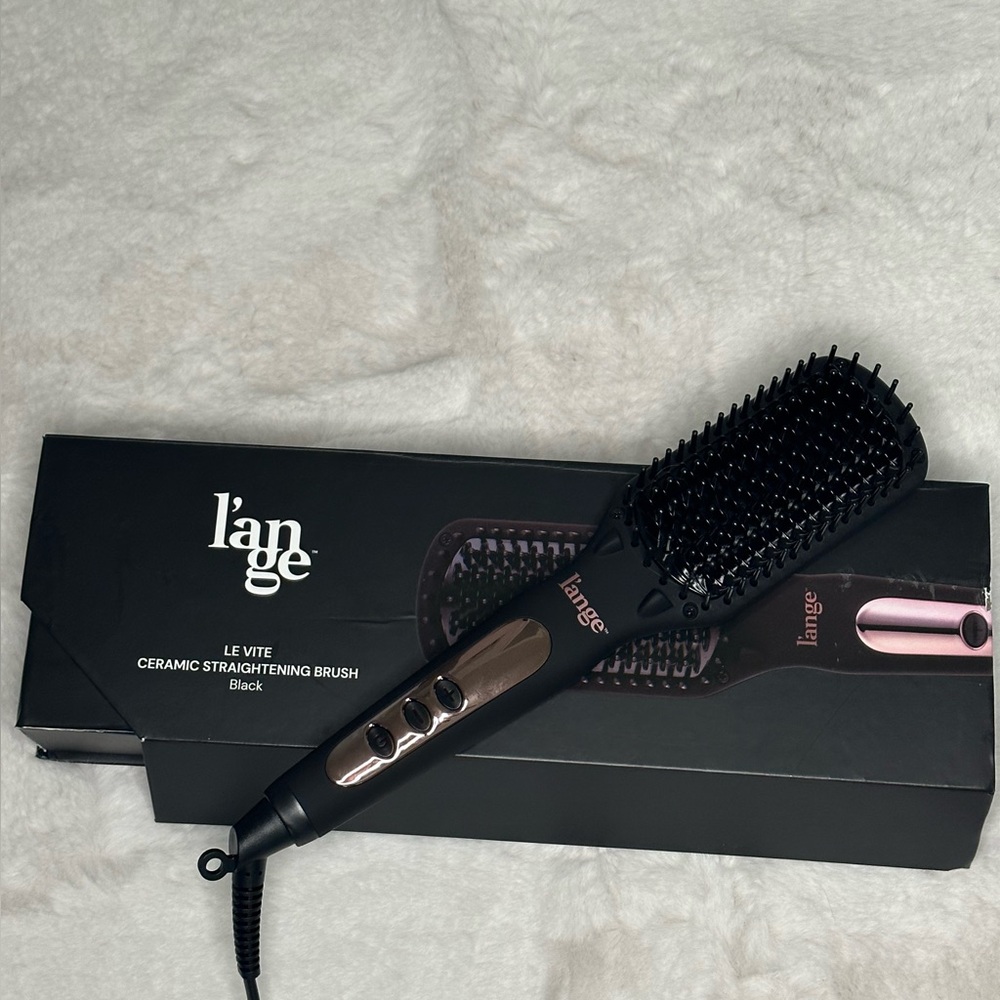 L’ange Le Vite Ceramic Straightening Brush.